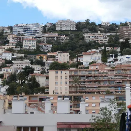 Studio Climatise Dans Immeuble Bourgeois