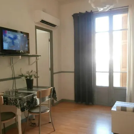 Studio Climatise Dans Immeuble Bourgeois *